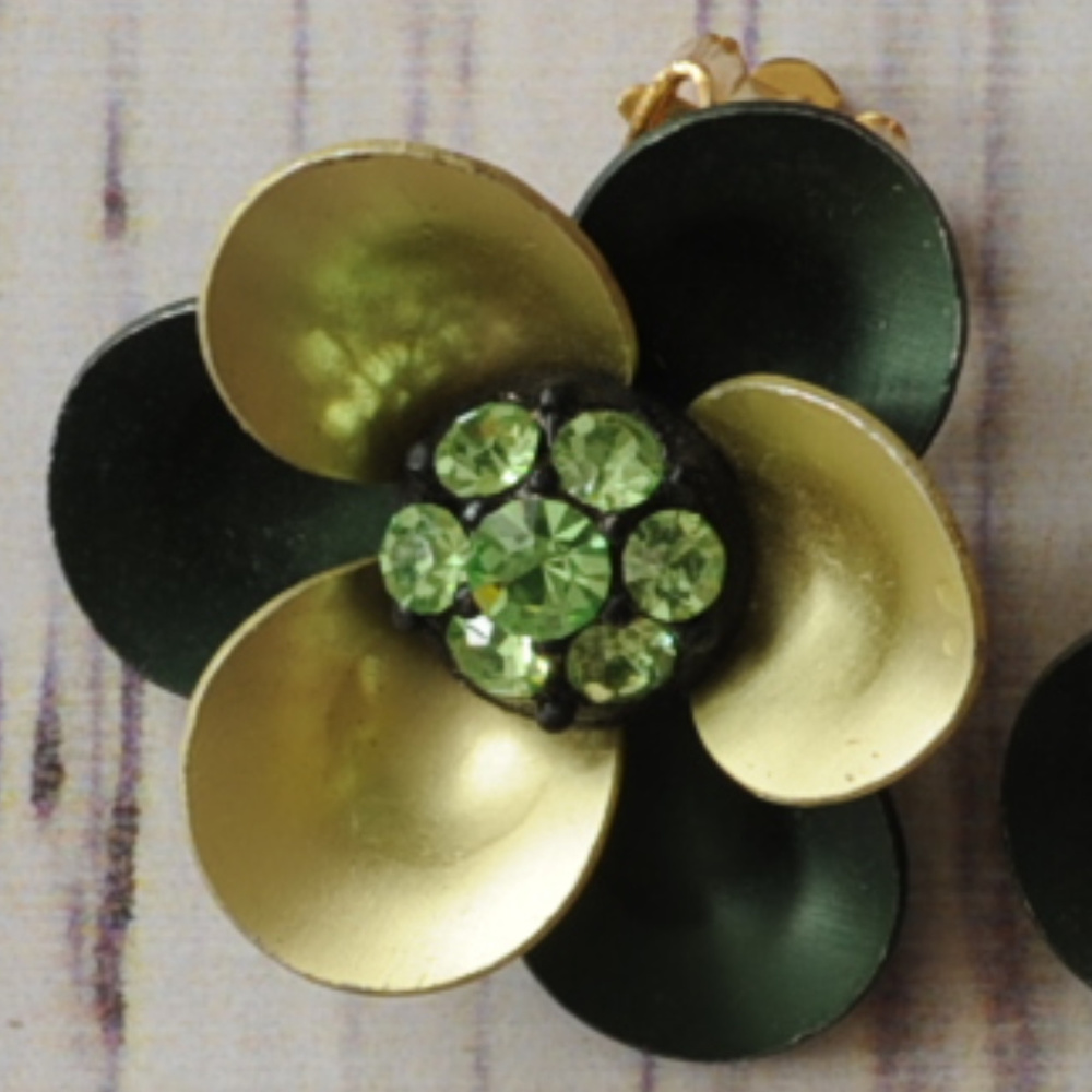 SOLD vintage green rhinestone flower clip earrings - Picture 3 of 8